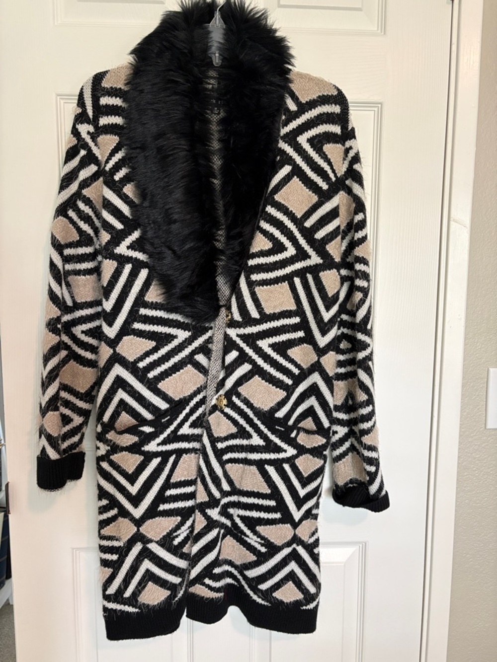 Black Rivet Black, Beige & White Geometric Faux-Fur Collar Cardigan
